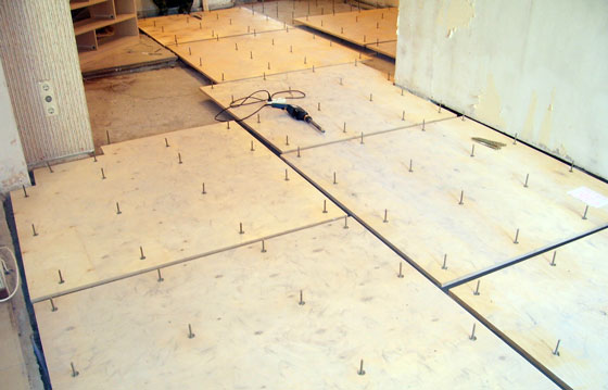 Регульовані підлоги на основі фанери