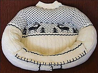 Лежанка для собаки з старого светра.