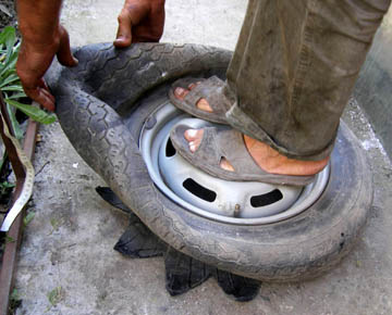 Як вивернути навиворіт жорстку шину або шину на ступиці колеса